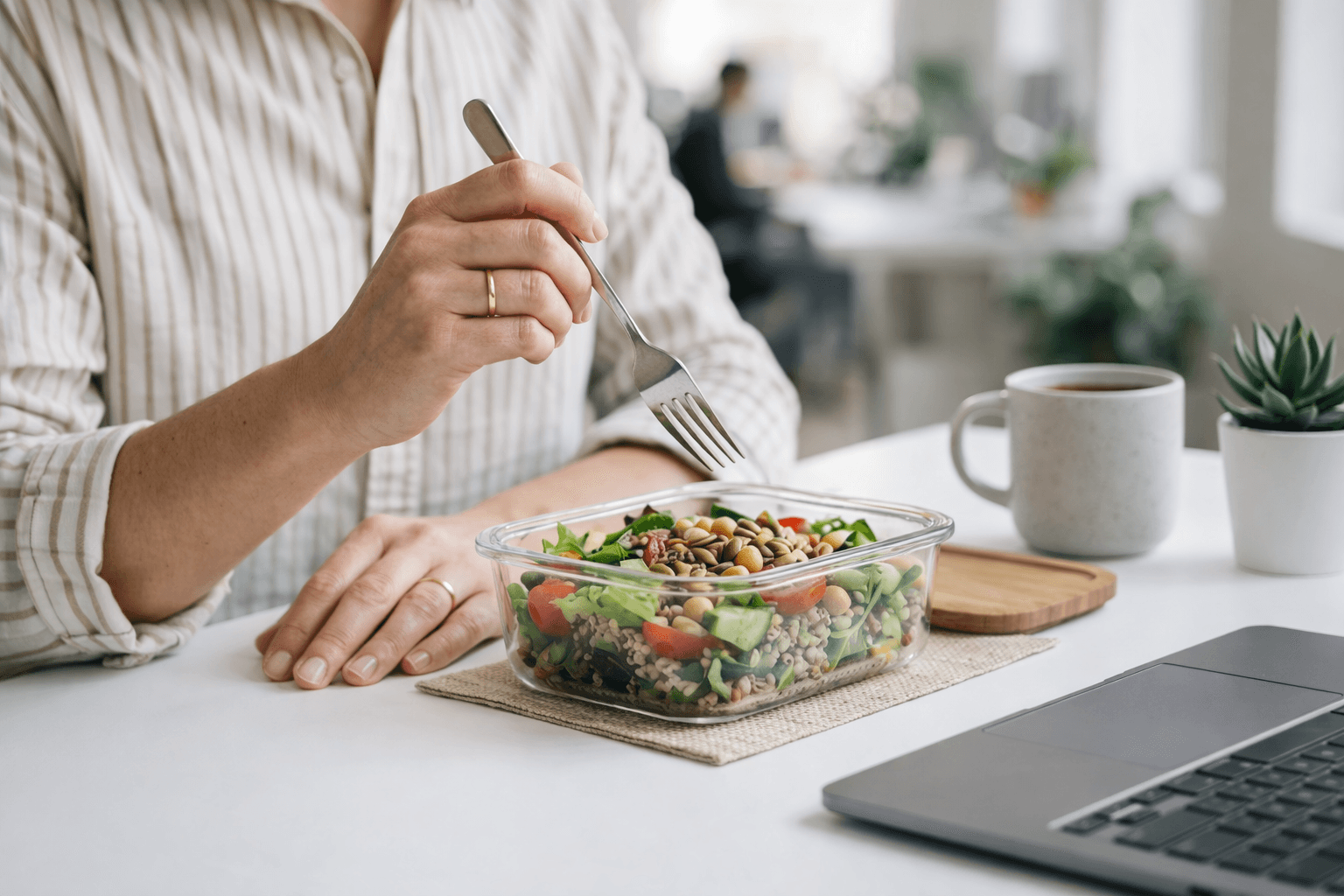 Mitarbeiterin macht Pause im Büro — Höchstarbeitszeit beachten