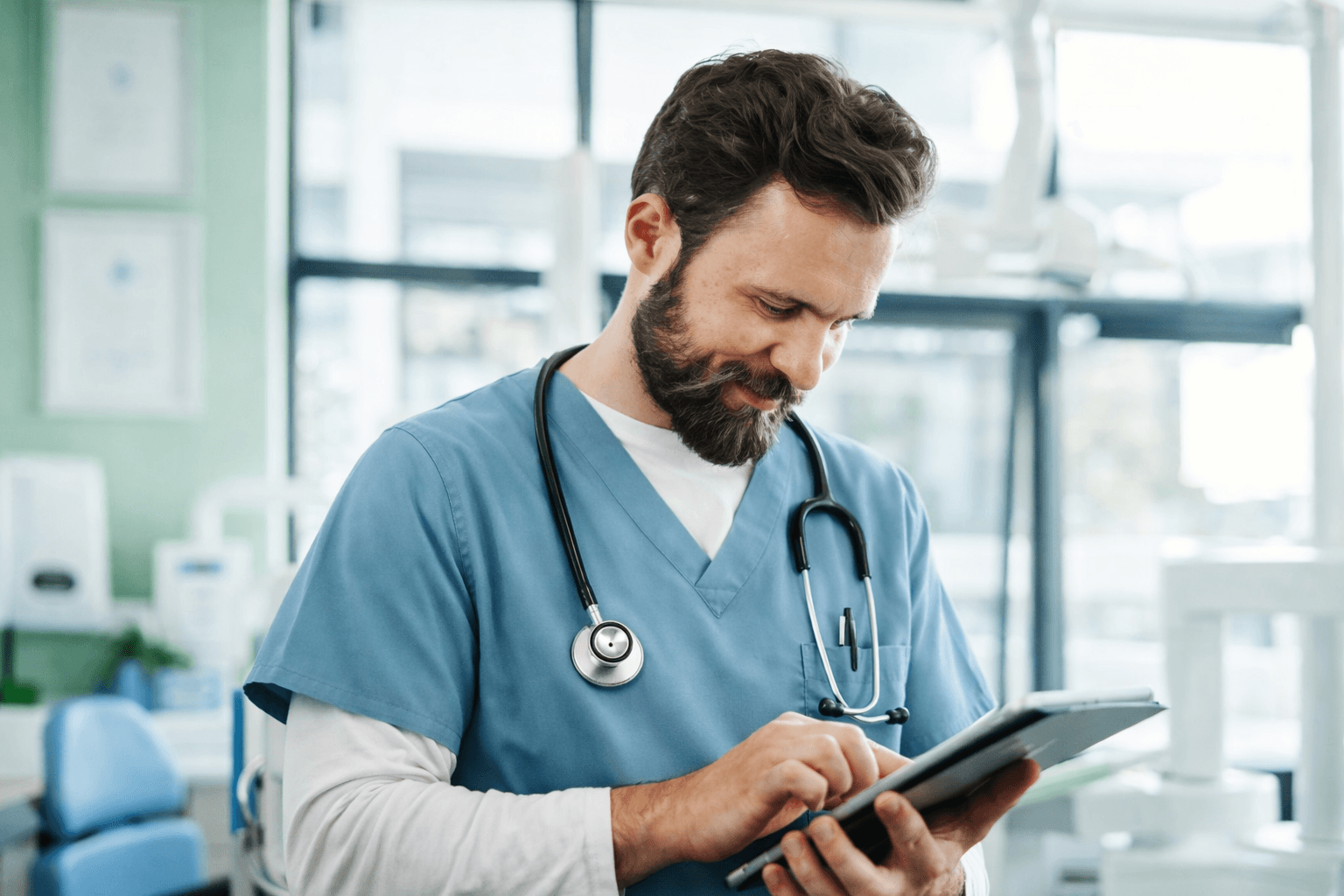 Pfleger prüft Schichtplan auf Tablet – mobile Schichtplanung