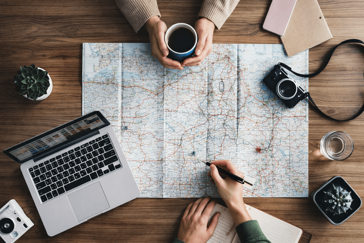 Team bespricht die Urlaubsplanung — Abwesenheitsmanagement