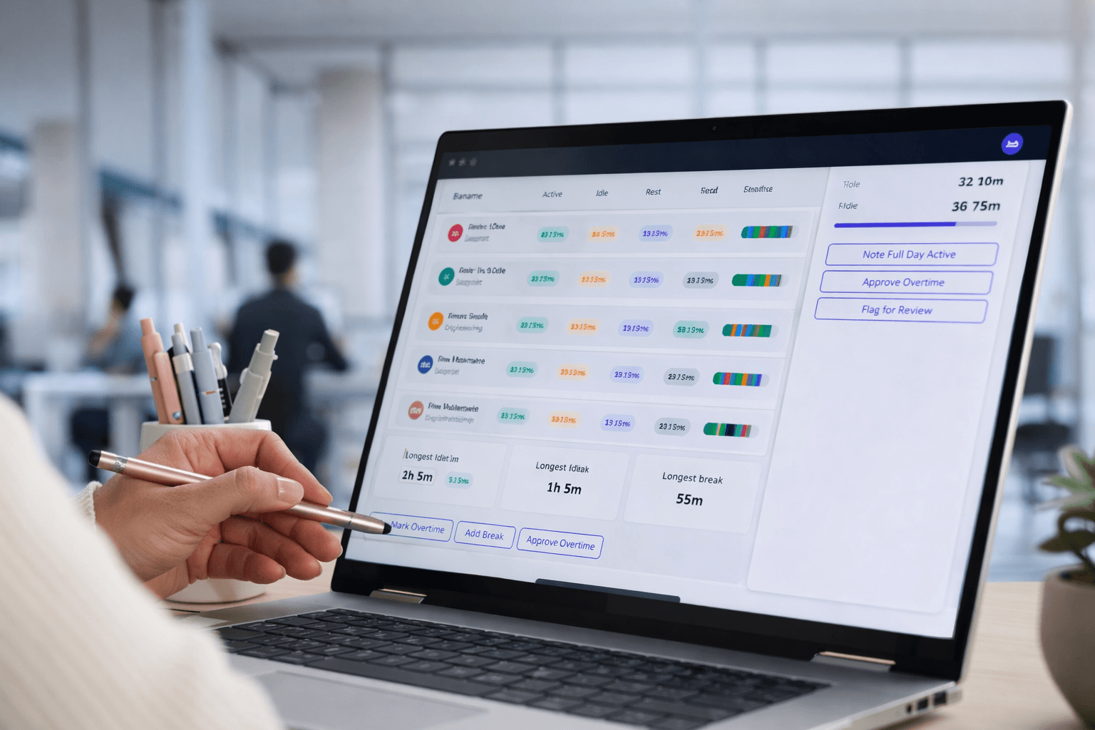 Zeiterfassungs-Software auf einem Laptop — digitale Arbeitszeitdokumentation